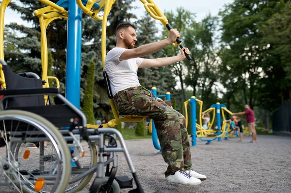 Veterani disabili, allenamento sportivo nel parco — Foto Stock