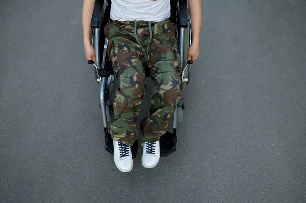 Handikappad militär person i rullstol, ovanifrån — Stockfoto
