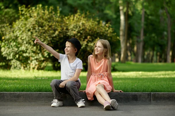 Romantische ontmoeting van kinderen in het zomerpark — Stockfoto