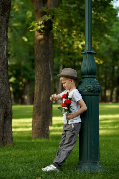 Ragazzo con bouquet in attesa di ragazza, data per bambini — Foto Stock