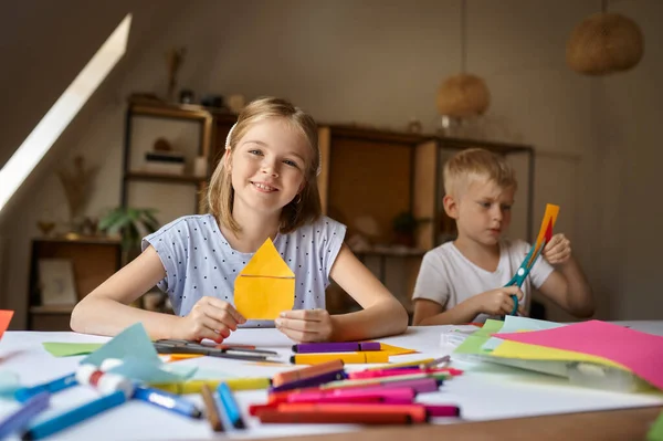 Kinder schneiden buntes Papier, Kinder in der Werkstatt — Stockfoto