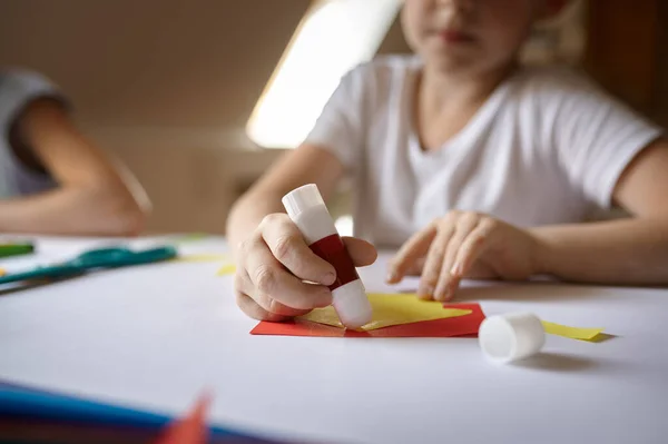 Kleines Mädchen klebt buntes Papier, Kind in Werkstatt — Stockfoto