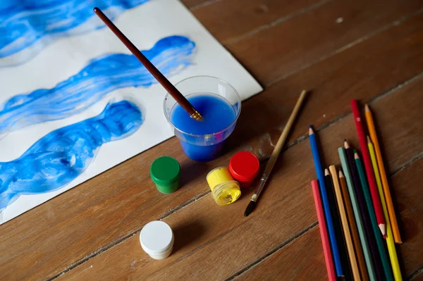 Kinderzeichnungen, Farben und Bleistifte auf dem Tisch — Stockfoto