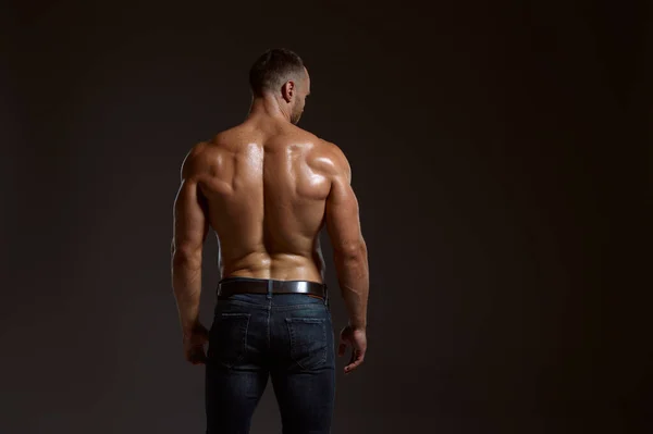 Atleta masculino com corpo muscular posa em estúdio — Fotografia de Stock