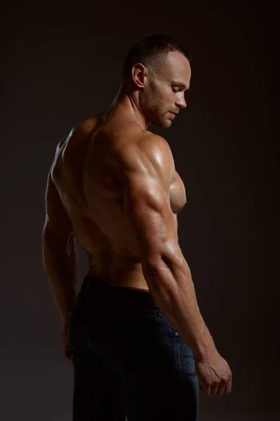 Athlète masculin au corps musclé pose en studio — Photo