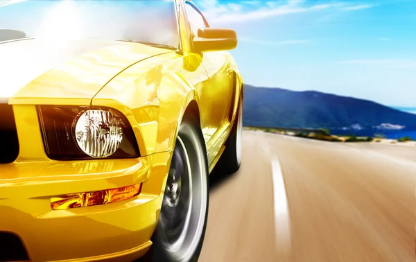 Желтый спортивный автомобиль — стоковое фото