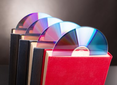 Kırmızı kitaptan dışarı sopa CD diskler vardır