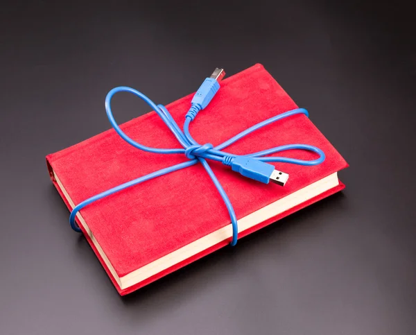 Стрічка з кабелю USB на книзі в подарунок — стокове фото