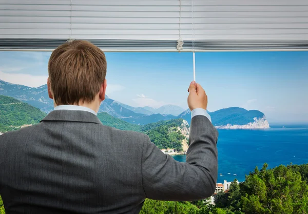 Επιχειρηματίας κοιτάζοντας μέσα από το παράθυρο — Φωτογραφία Αρχείου