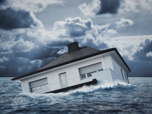 Casa branca na água, inundação — Fotografia de Stock