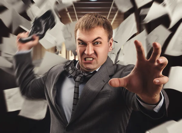 Crazy affärsman striderna i office — Stockfoto