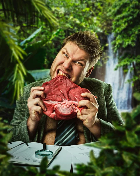 Homem comendo carne vermelha fresca — Fotografia de Stock