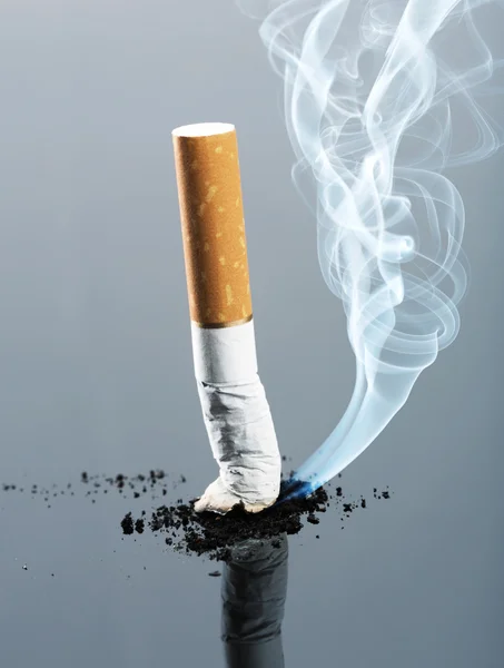 Cigarette butt with smoke — Stock Photo, Image
