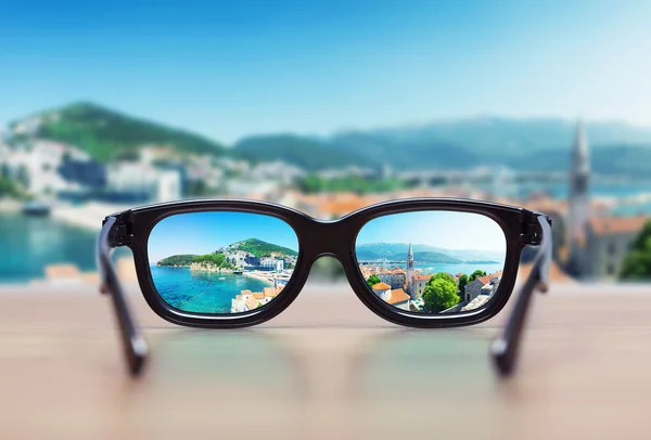 Cityscape focado em lentes de óculos — Fotografia de Stock
