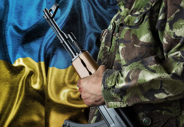 Ukraine agitant drapeau avec soldat — Photo