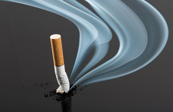 Сигаретная задница с искривленным дымом
