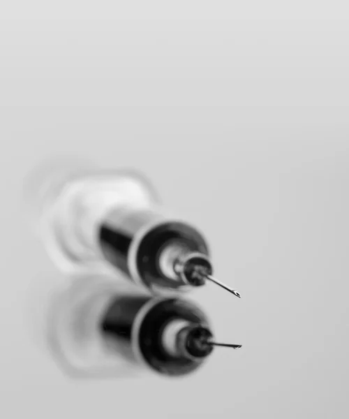 Medische spuit met injectie op grijs — Stockfoto