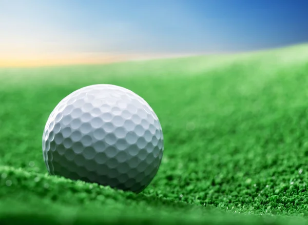 Close up of golf ball on green tee — Stock Photo, Image