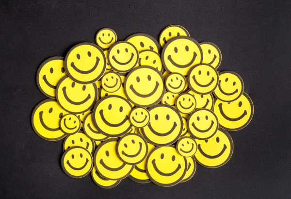Uśmiech żółte twarze na stole — Zdjęcie stockowe