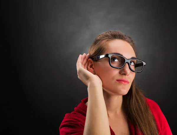 Vrouw luistert naar — Stockfoto