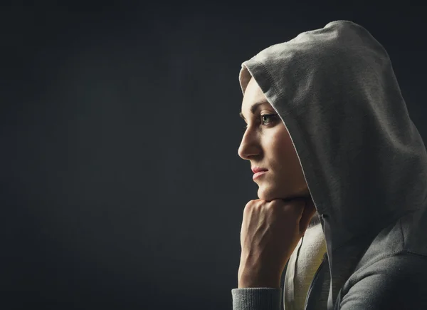 Nachdenkliche junge Frau — Stockfoto