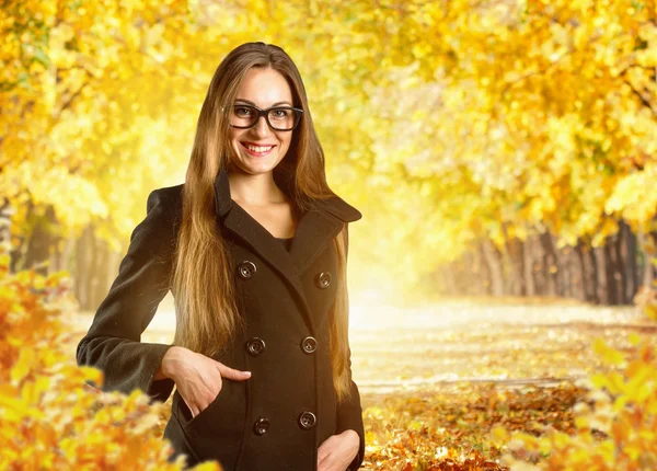 Vrouw in herfstpark — Stockfoto