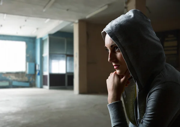 Vrouw in oud gebouw — Stockfoto