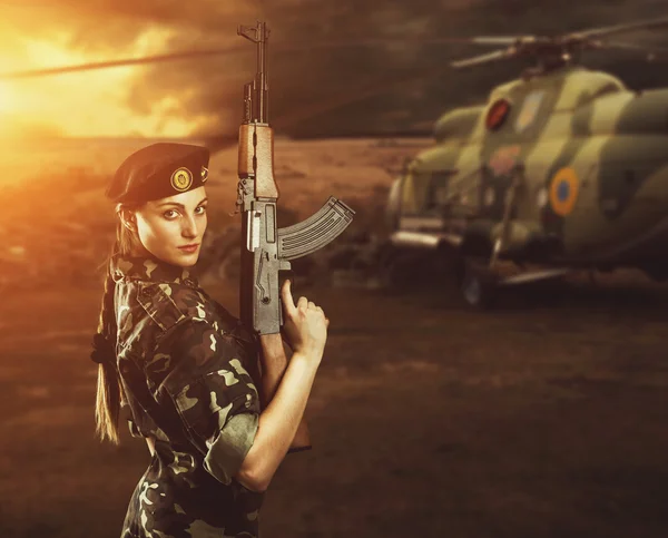 Mujer soldado. — Foto de Stock