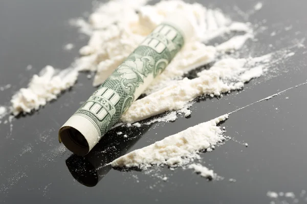 Кокаин и банкнота 10 долларов — стоковое фото