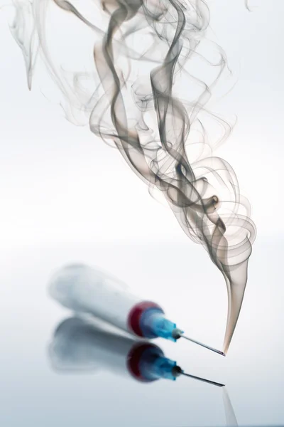 Şırınga ve duman — Stok fotoğraf