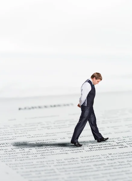 Man goes while thinking — Stock Photo, Image