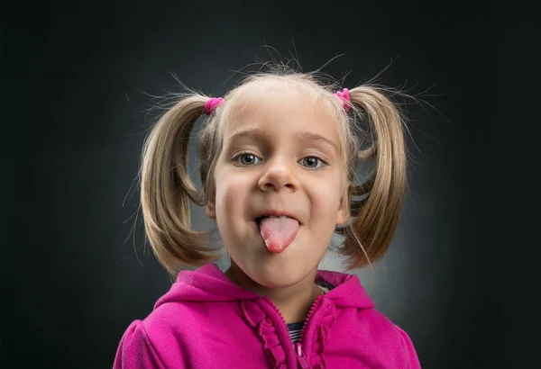 Menina mostrando língua — Fotografia de Stock