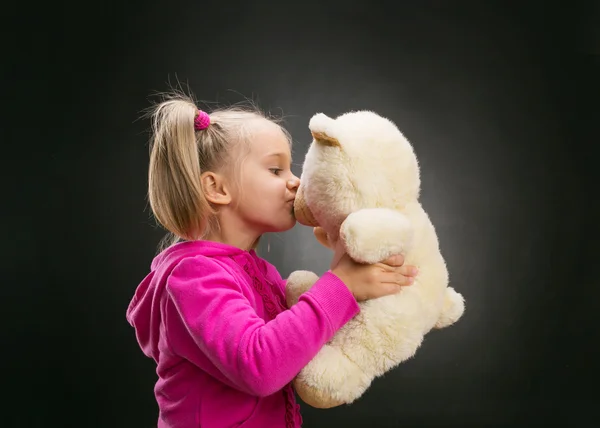 Lány csók játék medve — Stock Fotó