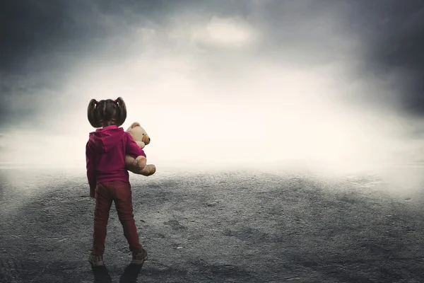 Маленькая девочка в темноте — стоковое фото