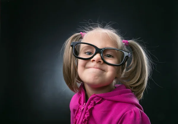 Meisje in grote spektakels — Stockfoto