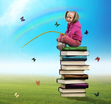 Kız kitap yığını üzerinde oturur