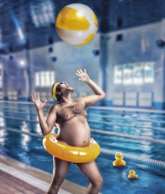 Havuzda eğleniyor adam