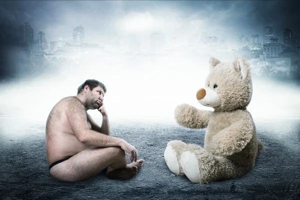 L'homme regarde l'ours jouet — Photo