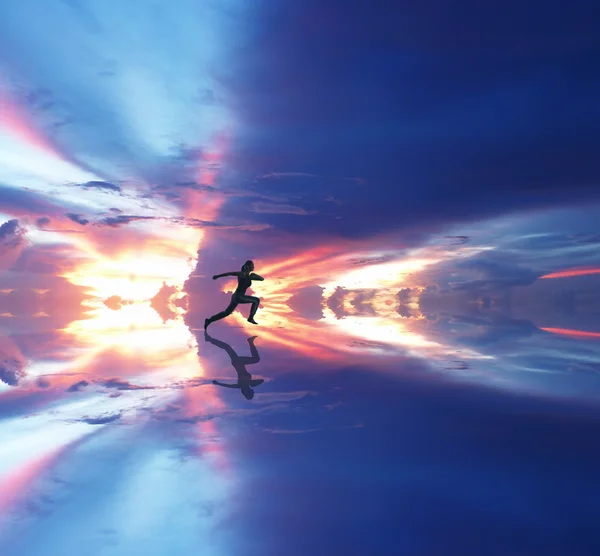 Frau läuft gegen Himmel — Stockfoto