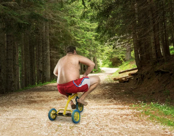 Adam çocuğun bisiklet üzerinde Bisiklete binme — Stok fotoğraf