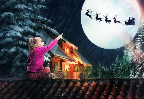 Girl on the roof in the Christmas eve — Stock Photo, Image