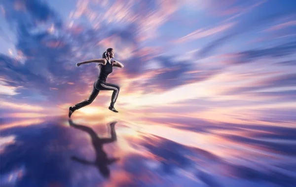 Woman running against sky — Stock Photo, Image