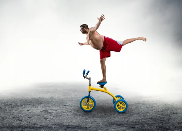 Mann steht auf einem Fahrrad — Stockfoto