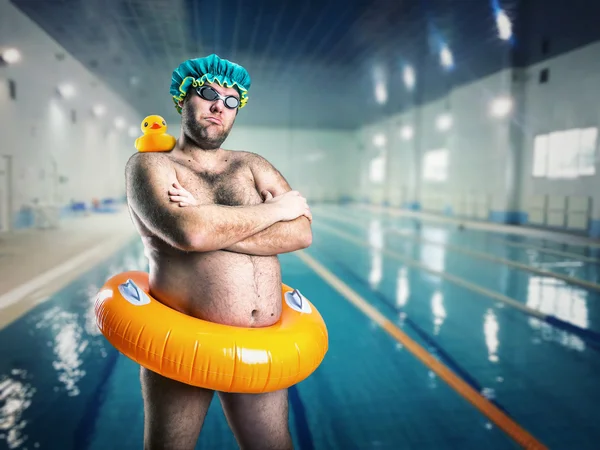 Hombre divirtiéndose en piscina — Foto de Stock