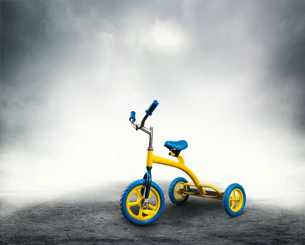 Yellow kid's bicycle — Stock Photo, Image