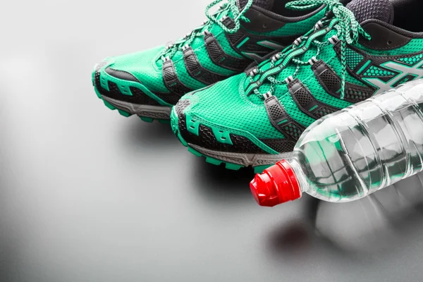 Sport cipő és a vizes palack — Stock Fotó