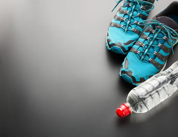 Sport skor och vattenflaska — Stockfoto