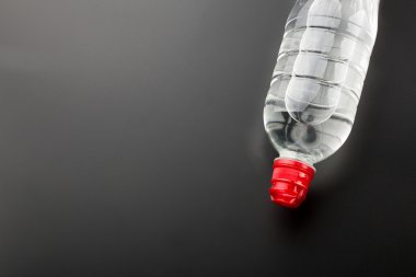Plastik su şişesi.