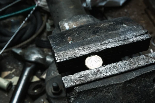 Schraubstock aus Metall mit Euromünze — Stockfoto
