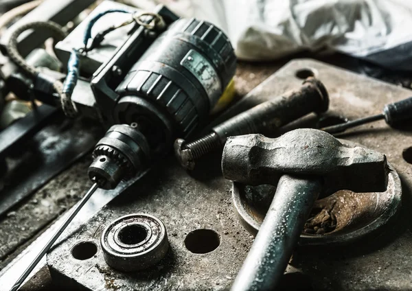 Bohrer mit Werkzeug — Stockfoto